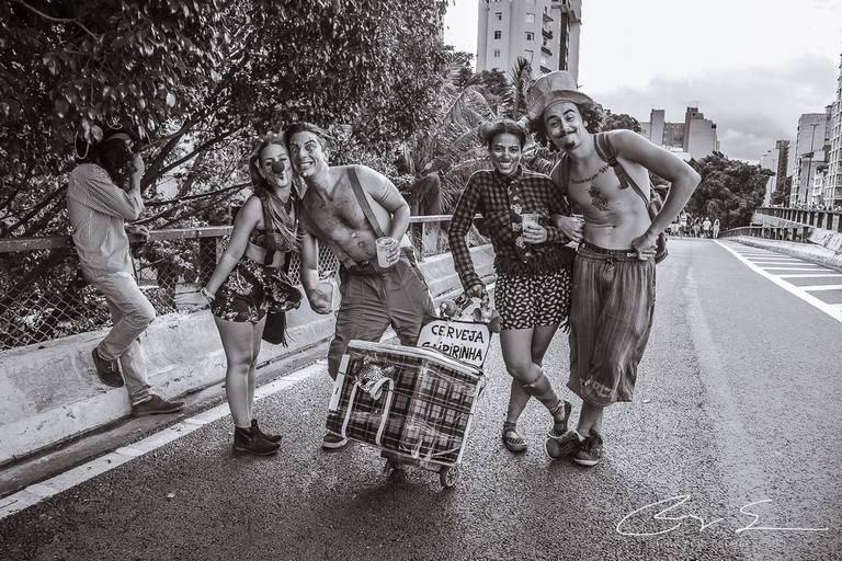 carnaval de rua são paulo pessoas prédios preto e branco envelhecido paulistanos minhocão futebol de rua pelada ambulante cerveja cachaça água refrigerante animação animados cerveja bebias alcoolicas