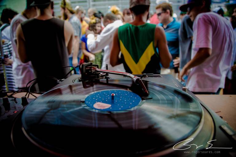 carnaval de rua são paulo pessoas prédios preto e branco envelhecido paulistanos minhocão futebol de rua pelada ambulante cerveja cachaça água refrigerante dj música eletrônica bloco carnavalesco