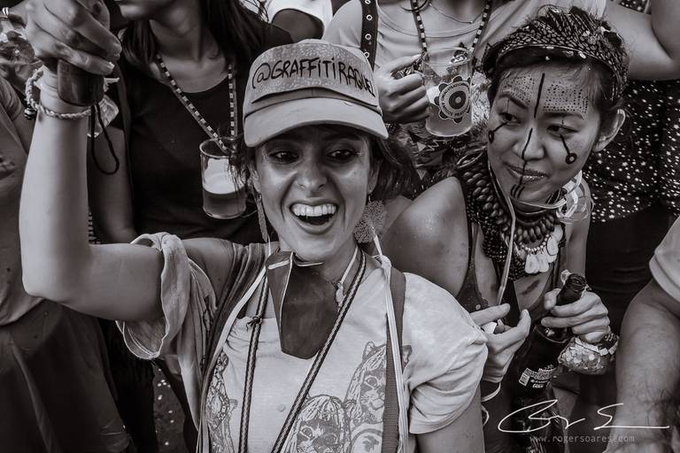 carnaval de rua são paulo pessoas prédios preto e branco envelhecido paulistanos minhocão futebol de rua pelada ambulante cerveja cachaça água refrigerante dj música eletrônica bloco carnavalesco meninas simpáticas sorrisos pintadas