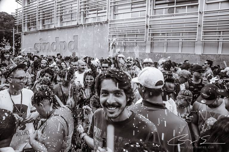 carnaval de rua são paulo pessoas prédios preto e branco envelhecido paulistanos minhocão futebol de rua pelada ambulante cerveja cachaça água refrigerante dj música eletrônica bloco carnavalesco homens meninos jovens classe média burgueses