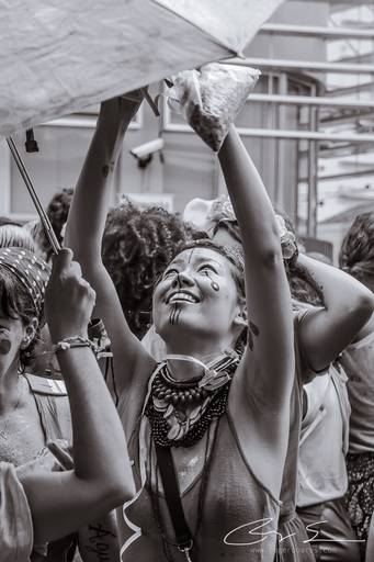 carnaval de rua são paulo pessoas prédios preto e branco envelhecido paulistanos minhocão futebol de rua pelada ambulante cerveja cachaça água refrigerante dj música eletrônica bloco carnavalesco japonesa oriental descendente mestiça