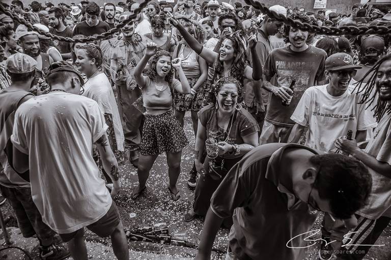 carnaval de rua são paulo pessoas prédios preto e branco envelhecido paulistanos minhocão futebol de rua pelada ambulante cerveja cachaça água refrigerante dj música eletrônica bloco carnavalesco povo de rua bloquinho preto e branco