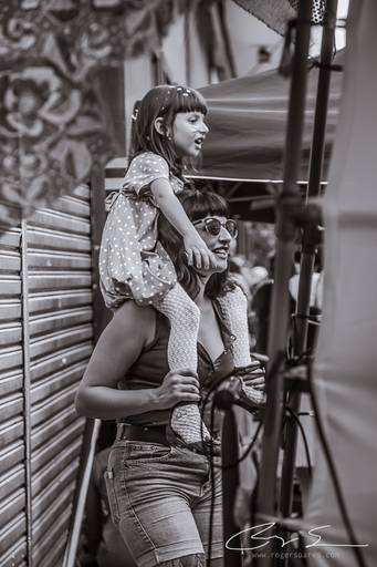 carnaval de rua são paulo pessoas prédios preto e branco envelhecido paulistanos minhocão futebol de rua pelada ambulante cerveja cachaça água refrigerante dj música eletrônica bloco carnavalesco família filhos alegrias óculos