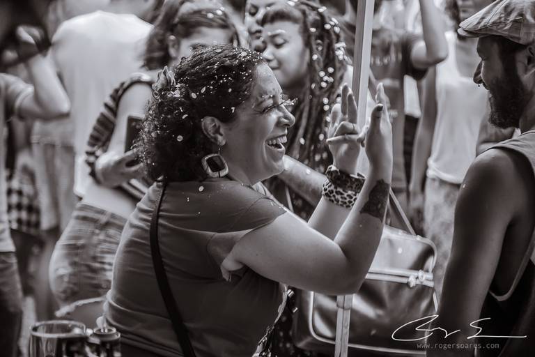 carnaval de rua são paulo pessoas prédios preto e branco envelhecido paulistanos minhocão futebol de rua pelada ambulante cerveja cachaça água refrigerante dj música eletrônica bloco carnavalesco mulher divertida risadas risadaria brincadeiras