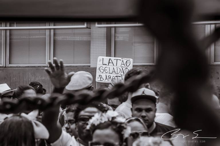 carnaval de rua são paulo pessoas prédios preto e branco envelhecido paulistanos minhocão futebol de rua pelada ambulante cerveja cachaça água refrigerante dj música eletrônica bloco carnavalesco ambulantes