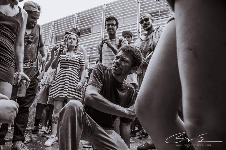 carnaval de rua são paulo pessoas prédios preto e branco envelhecido paulistanos minhocão futebol de rua pelada ambulante cerveja cachaça água refrigerante dj música eletrônica bloco carnavalesco morador de rua bébado