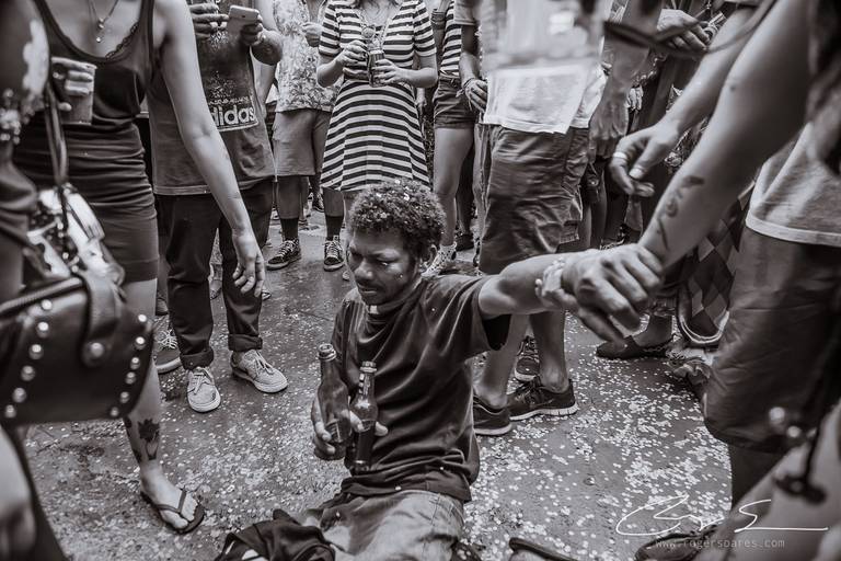 carnaval de rua são paulo pessoas prédios preto e branco envelhecido paulistanos minhocão futebol de rua pelada ambulante cerveja cachaça água refrigerante dj música eletrônica bloco carnavalesco situação de rua bebum alcoolizado