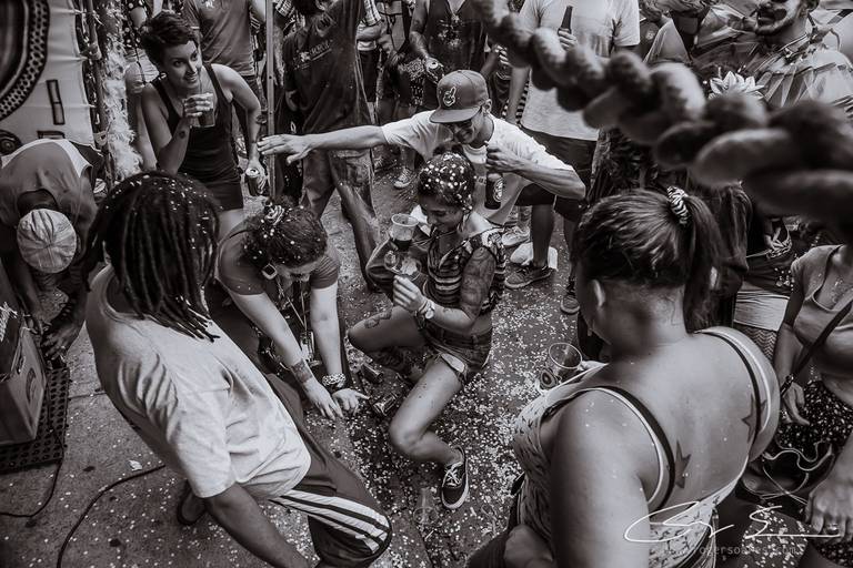 carnaval de rua são paulo pessoas prédios preto e branco envelhecido paulistanos minhocão futebol de rua pelada ambulante cerveja cachaça água refrigerante dj música eletrônica bloco carnavalesco dança até o chão
