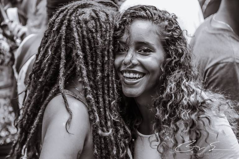 carnaval de rua são paulo pessoas prédios preto e branco envelhecido paulistanos minhocão futebol de rua pelada ambulante cerveja cachaça água refrigerante dj música eletrônica bloco carnavalesco flerte paquera namoro conchavo cochichando