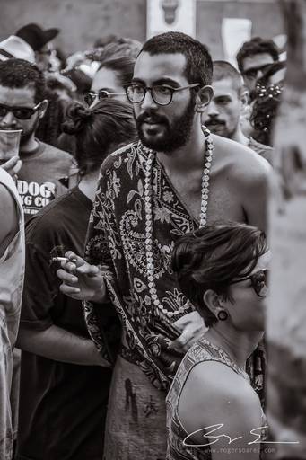 carnaval de rua são paulo pessoas prédios preto e branco envelhecido paulistanos minhocão futebol de rua pelada ambulante cerveja cachaça água refrigerante dj música eletrônica bloco carnavalesco cigarro maconha erva drogas beck canabis sativa