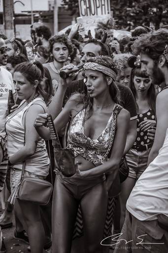 carnaval de rua são paulo pessoas prédios preto e branco envelhecido paulistanos minhocão futebol de rua pelada ambulante cerveja cachaça água refrigerante dj música eletrônica bloco carnavalesco blusinha decote peito cabelos longos