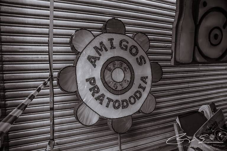 carnaval de rua são paulo pessoas prédios preto e branco envelhecido paulistanos minhocão futebol de rua pelada ambulante cerveja cachaça água refrigerante dj música eletrônica bloco carnavalesco placa marca amigos pra todo dia