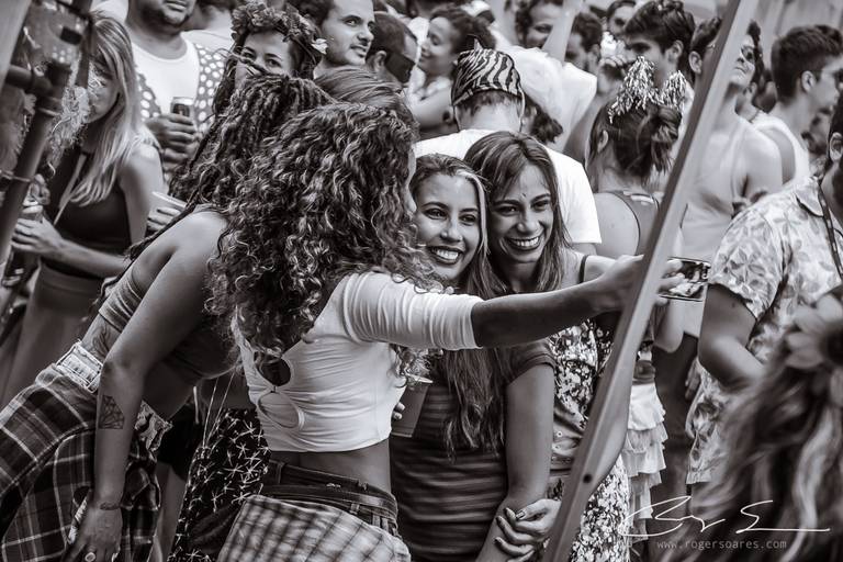carnaval de rua são paulo pessoas prédios preto e branco envelhecido paulistanos minhocão futebol de rua pelada ambulante cerveja cachaça água refrigerante dj música eletrônica bloco carnavalesco meninas selfie celular smartphone
