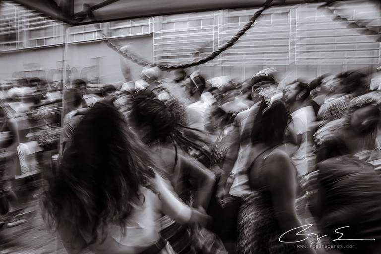 carnaval de rua são paulo pessoas prédios preto e branco envelhecido paulistanos minhocão futebol de rua pelada ambulante cerveja cachaça água refrigerante dj música eletrônica bloco carnavalesco blur baixa velocidade slown