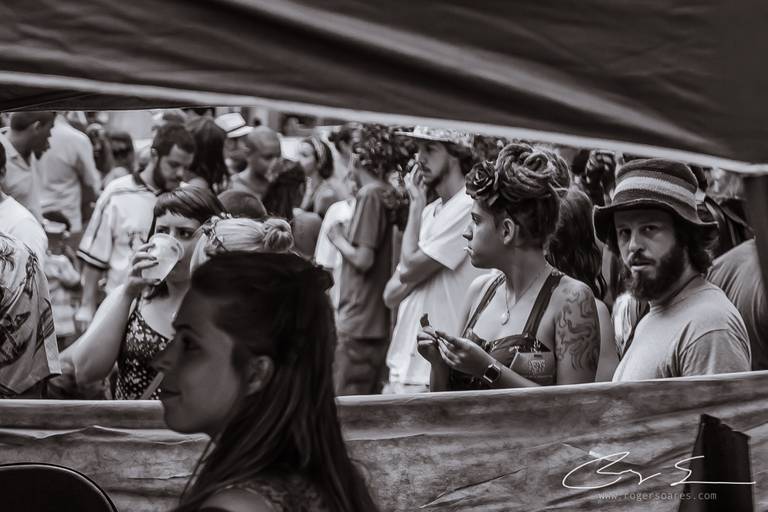 carnaval de rua são paulo pessoas prédios preto e branco envelhecido paulistanos minhocão futebol de rua pelada ambulante cerveja cachaça água refrigerante dj música eletrônica bloco carnavalesco carão encaradas