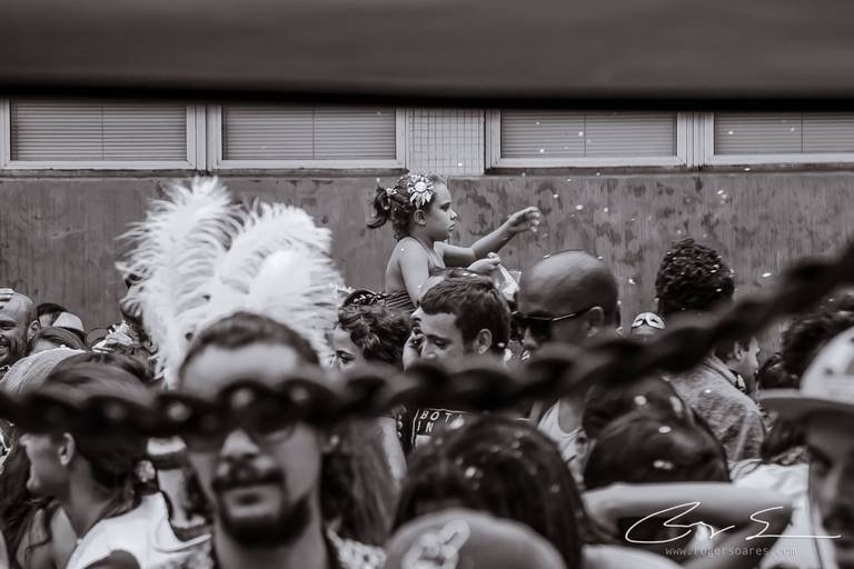 carnaval de rua são paulo pessoas prédios preto e branco envelhecido paulistanos minhocão futebol de rua pelada ambulante cerveja cachaça água refrigerante dj música eletrônica bloco carnavalesco nos ombros