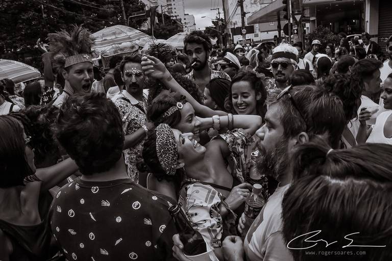 carnaval de rua são paulo pessoas prédios preto e branco envelhecido paulistanos minhocão futebol de rua pelada ambulante cerveja cachaça água refrigerante dj música eletrônica bloco carnavalesco risadas