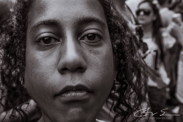 carnaval de rua são paulo pessoas prédios preto e branco envelhecido paulistanos minhocão futebol de rua pelada ambulante cerveja cachaça água refrigerante dj música eletrônica bloco carnavalesco retrato expressivo olhos boca preto e branco sephia