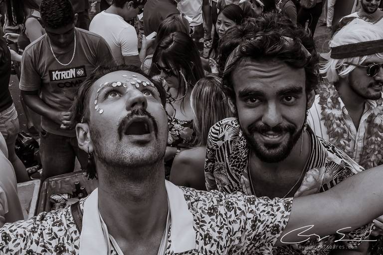 carnaval de rua são paulo pessoas prédios preto e branco envelhecido paulistanos minhocão futebol de rua pelada ambulante cerveja cachaça água refrigerante dj música eletrônica bloco carnavalesco gays glbt homosexual homosexualidade