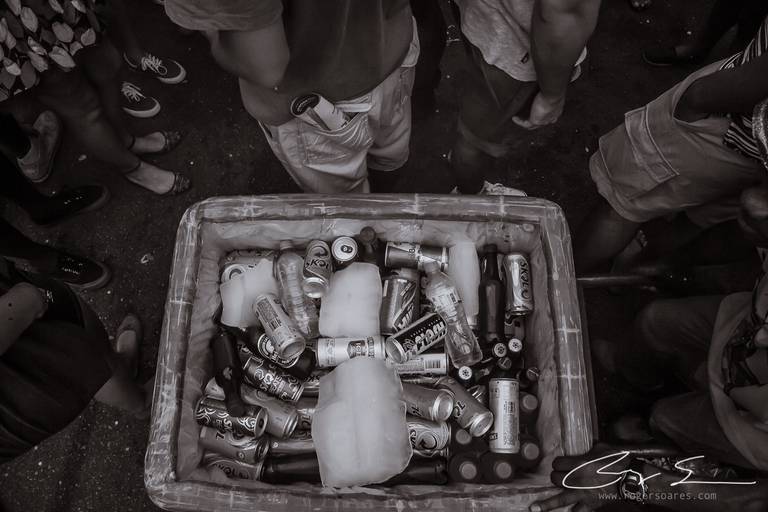 carnaval de rua são paulo pessoas prédios preto e branco envelhecido paulistanos minhocão futebol de rua pelada ambulante cerveja cachaça água refrigerante dj música eletrônica bloco carnavalesco camelô ambulante polícia penal gelo barra selvagem pinga