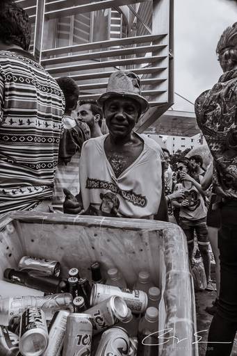 carnaval de rua são paulo pessoas prédios preto e branco envelhecido paulistanos minhocão futebol de rua pelada ambulante cerveja cachaça água refrigerante dj música eletrônica bloco carnavalesco camelô ambulante polícia penal gelo barra selvagem carrinho