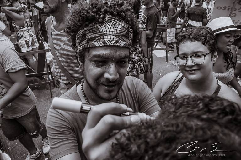 carnaval de rua são paulo pessoas prédios preto e branco envelhecido paulistanos minhocão futebol de rua pelada ambulante cerveja cachaça água refrigerante dj música eletrônica bloco carnavalesco pintado canetão caneta