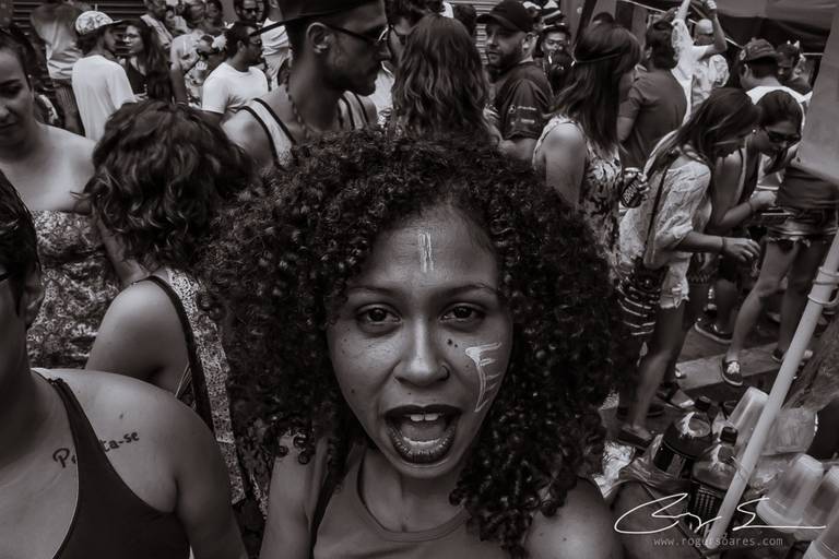 carnaval de rua são paulo pessoas prédios preto e branco envelhecido paulistanos minhocão futebol de rua pelada ambulante cerveja cachaça água refrigerante dj música eletrônica bloco carnavalesco retrato expressivo olhos boca preto e branco sephia cachos