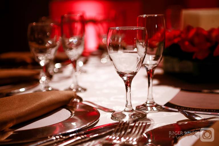 mesa buffet jantar taças cristal talheres flores meia luz romântismo casamento bodas