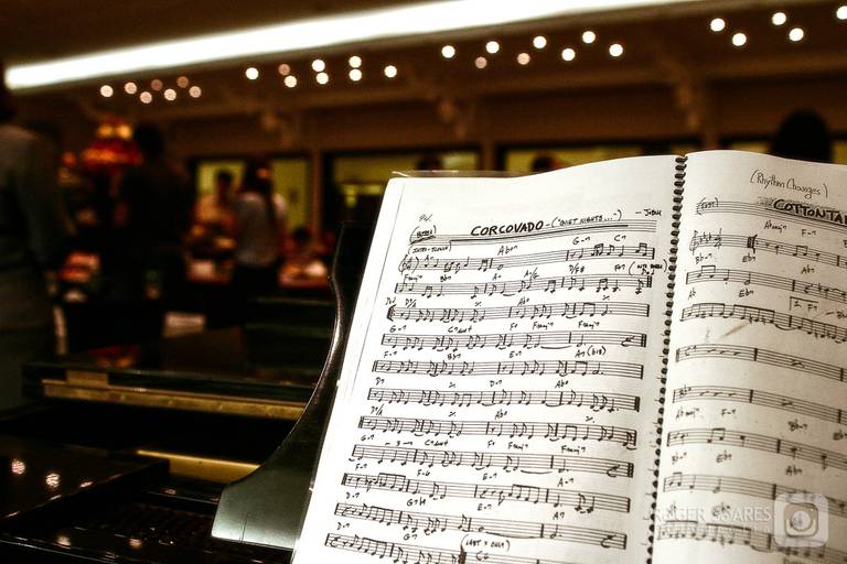 partitura piano música instrumental restaurante ambiente lounge pianista
