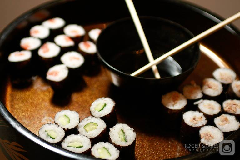 mesa buffet jantar taças cristal talheres flores meia luz romântismo casamento bodas japonês comida japonesa gastronomia