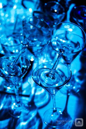 mesa buffet jantar taças cristal talheres flores meia luz romântismo casamento bodas copos sucos água h2O iluminação azul royal blue