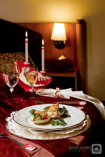 mesa buffet jantar taças cristal talheres flores meia luz romântismo casamento bodas luz de velas hotel vinho braco