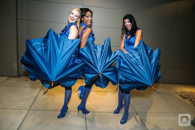 meninas mulheres eventos azul nakata evento corporativo festas evento noturno guarda-chuva guarda-sol 