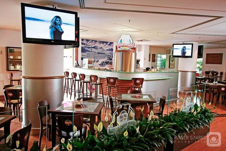 bar brahma pestana hotel cadeiras ambientes lounge TVs monitor cerveja chopp bebida alcoólica amigos happy hour