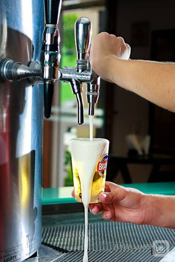 bar brahma pestana hotel cadeiras ambientes lounge TVs monitor cerveja chopp bebida alcoólica amigos happy hour choppeira espuma copo cheio amarelinha