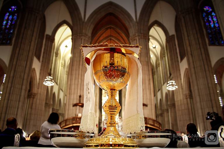 igreja catedral metropolitana da sé missa santa cálice catolica catolicismo praça da sé são paulo padres freiras clero coral maestro eucaristia jesus santíssimo sacramento hóstia