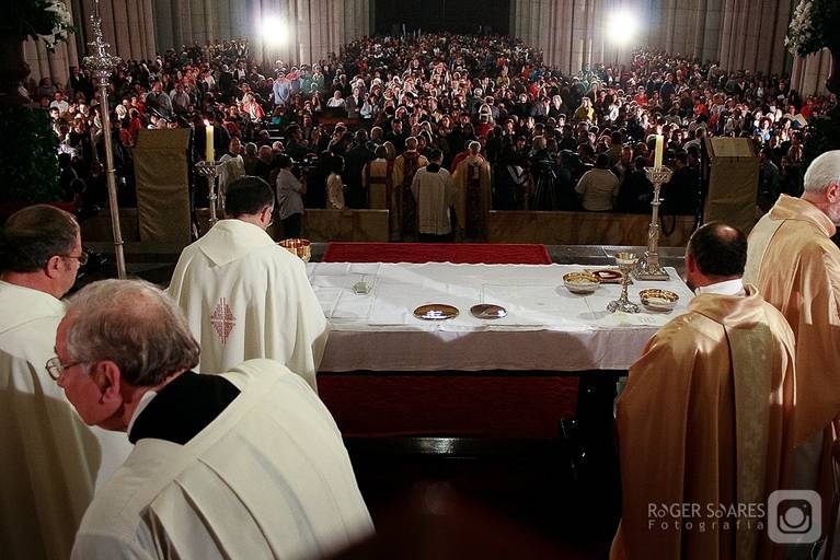 igreja catedral metropolitana da sé missa santa cálice catolica catolicismo praça da sé são paulo padres freiras clero coral maestro eucaristia jesus santíssimo sacramento hóstia bispo Dom Odilo Scherer midia imprensa televisão
