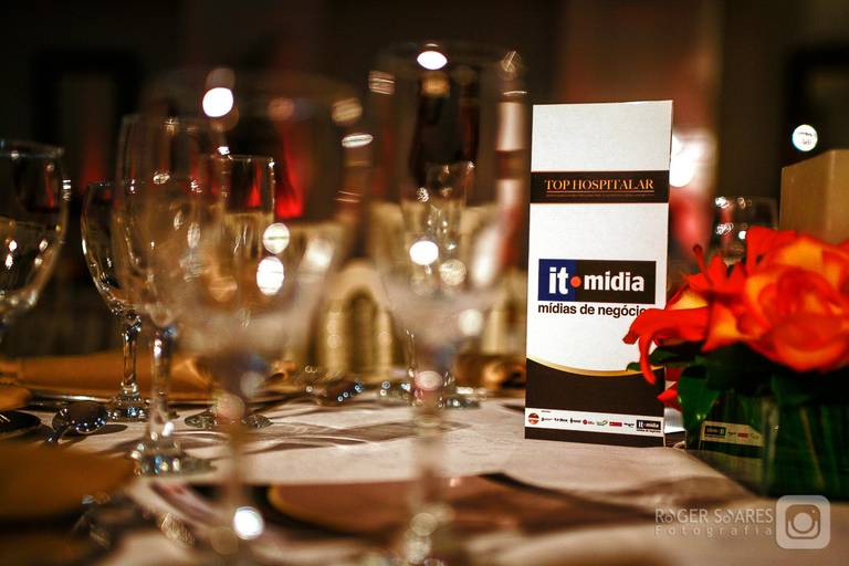 bar brahma pestana hotel cadeiras ambientes lounge TVs monitor cerveja chopp bebida alcoólica amigos happy hour taças vinho flores água decoração