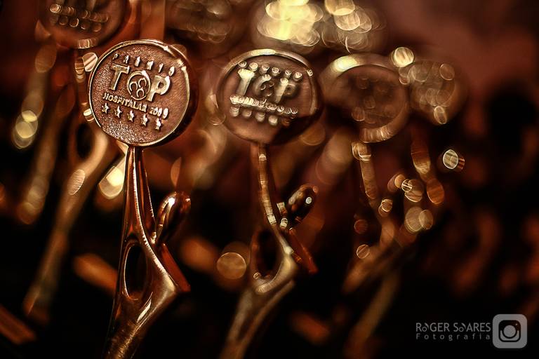 meninas mulheres eventos azul nakata evento corporativo festas evento noturno troféu metal outro prata bronze campeão top hospitalar campeões it midia editora jornalismo