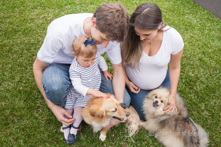 FOTO ENSAIO GESTANTE COM FAMÍLIA E CACHORROS  CAXIAS DO SUL-RS