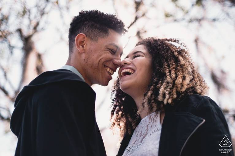 Fotografia de Casal em Nova Friburgo - Fotografia do casal bem colado e sorrindo juntos em contra-luz