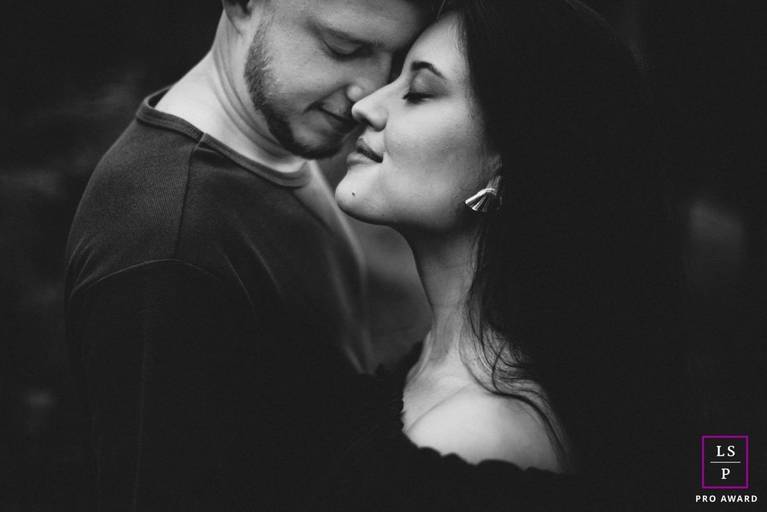 Ensaio de casal em Nova Friburgo - foto premiada do casal em preto e branco em um momento íntimo