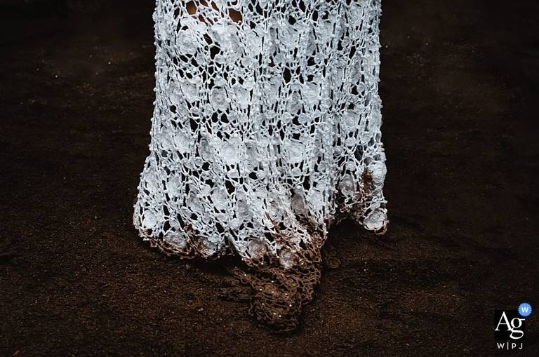 Fotografia de Casamento em Nova Friburgo - foto premiada do Vestido da noiva sujo de lama durante a festa