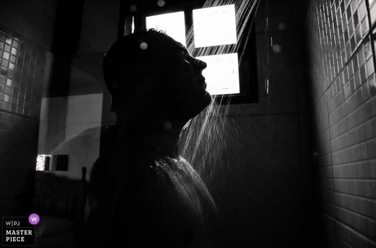 Fotografia de Casamento em Nova Friburgo - foto premiada do noivo tomando banho antes do casamento