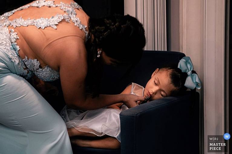 Fotografia de casamento em Nova Friburgo - foto premiada da dama de honra sendo maquiada dormindo antes do casamento
