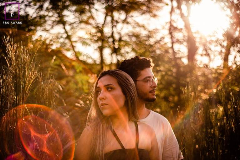 Fotografia de Casal em Nova Friburgo - foto conceitual do casal olhando para direção opostas no por do sol