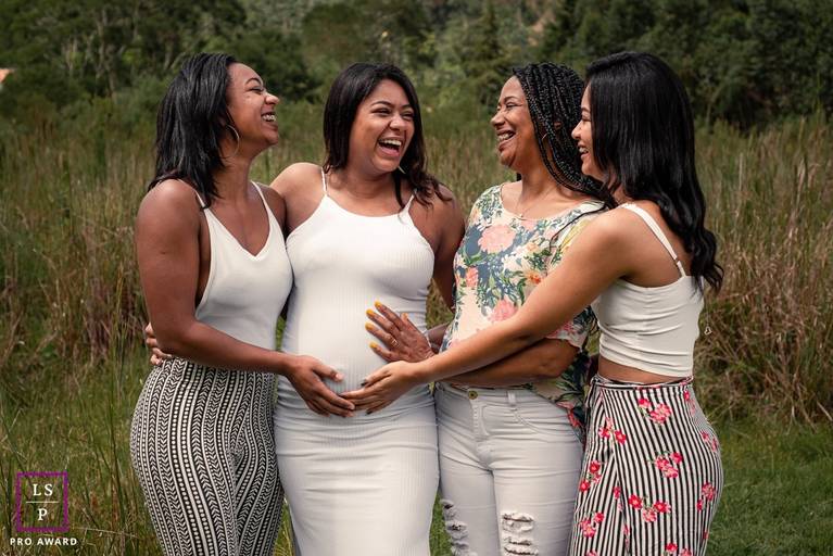 Fotografia de Gestante en Nova Friburgo - Fo da família da gestante reunida em volta dela