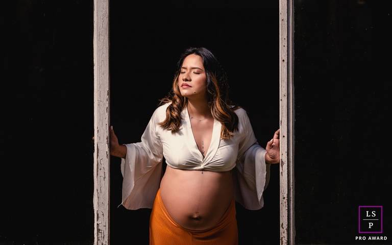 Fotografia de Gestante en Nova Friburgo - foto da gestante apoiada em uma janela