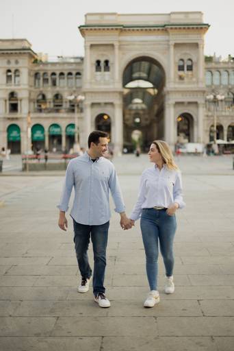 casal caminhando por milão