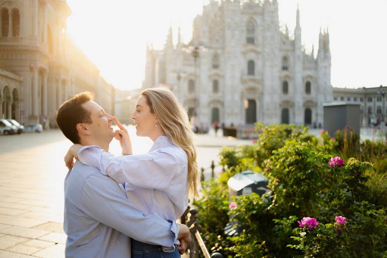 casal apaixonado em ensaio romântico na capital da moda com fotógrafo profissional